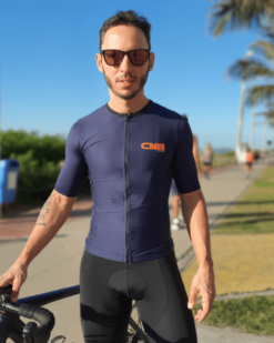Camisa de ciclismo Azul Marinho Café na Trilha, Tecido 100% poliéster com tratamento Xtreme Dry com proteção UV solar fator 50.